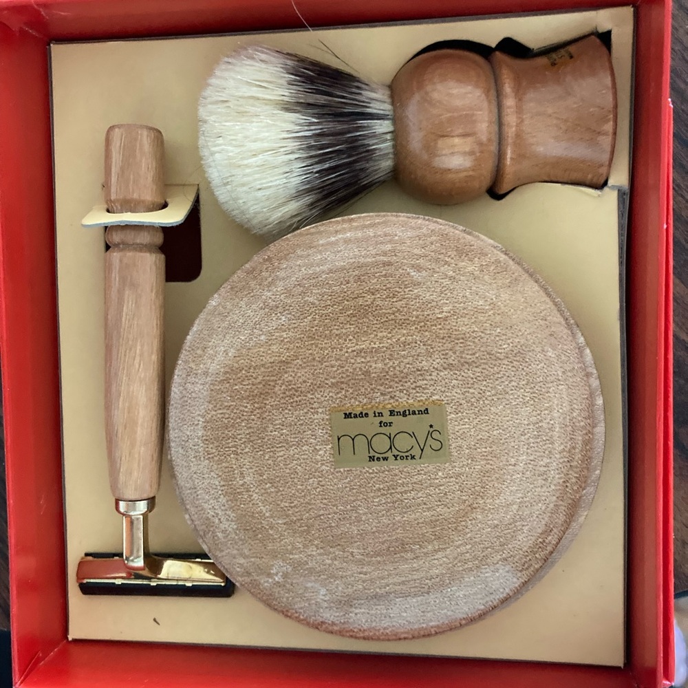 Macy’s NIB Shaving Kit  Boar’s Hair Brush in a wooden soap dish + razor🌹